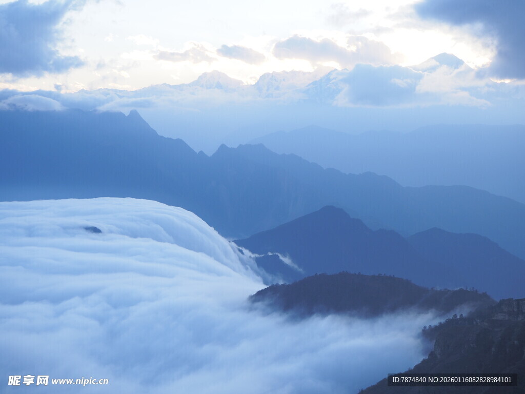 云海之上的壮丽山景