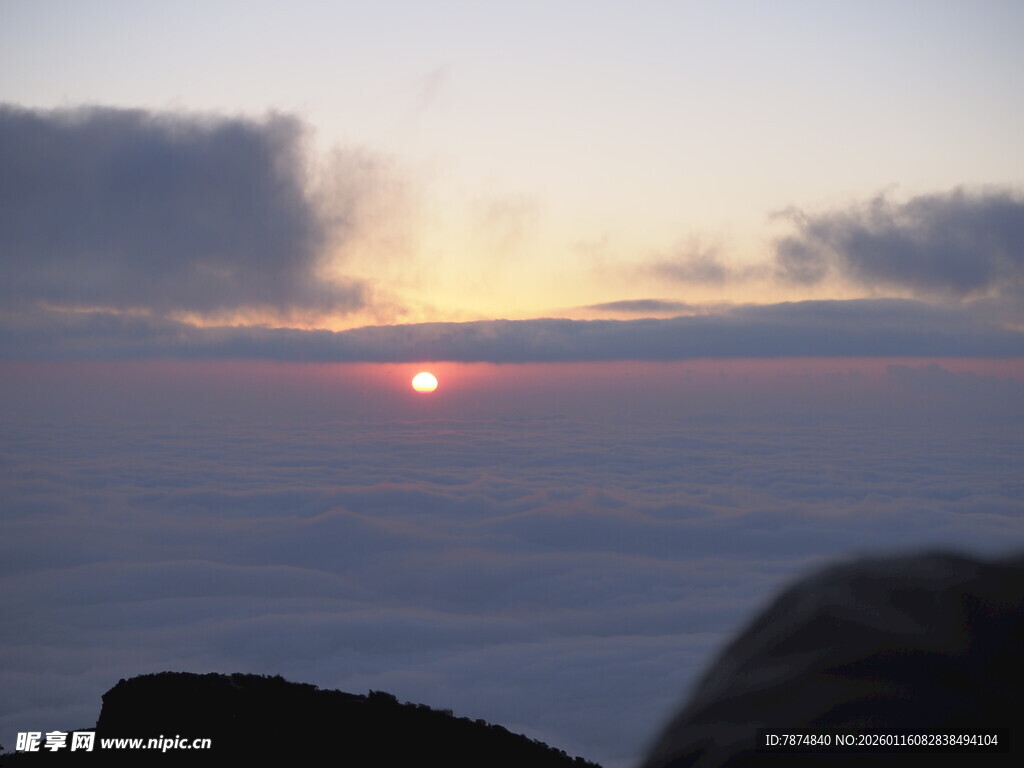 山顶观绝美日出景象
