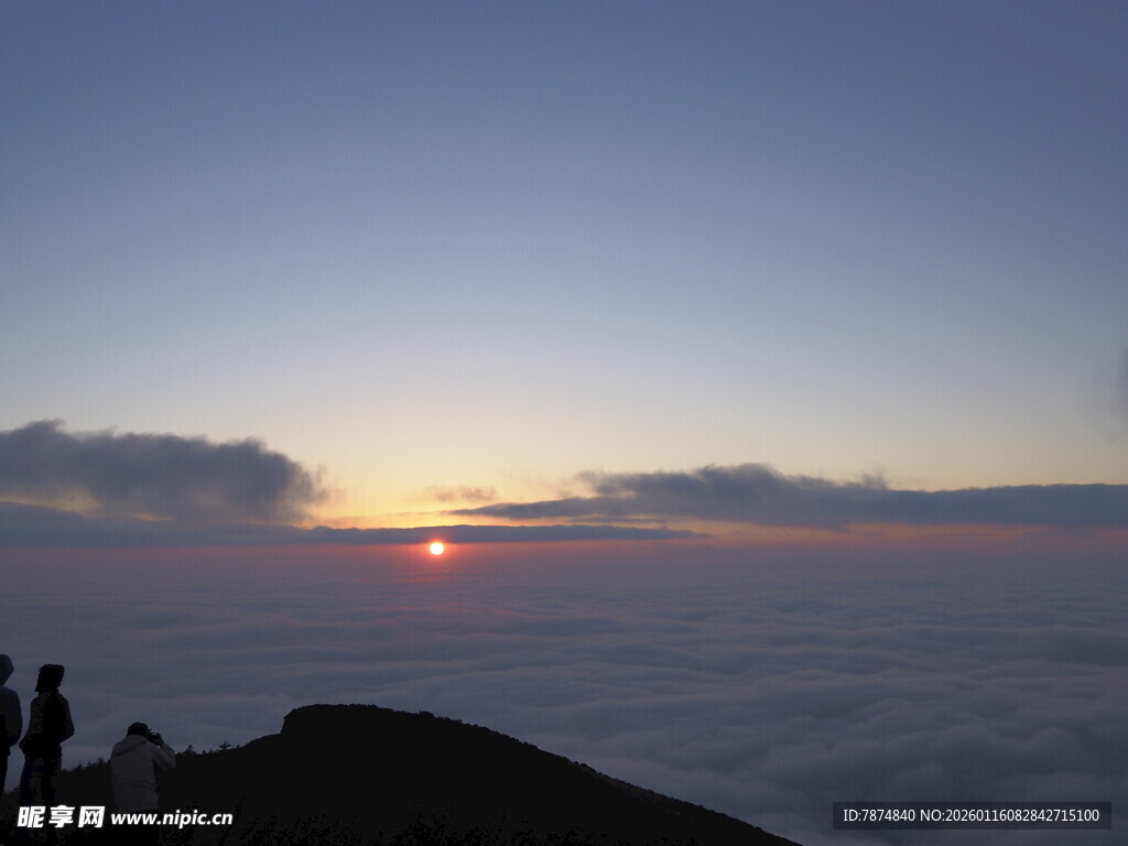 山顶观云海日出美景