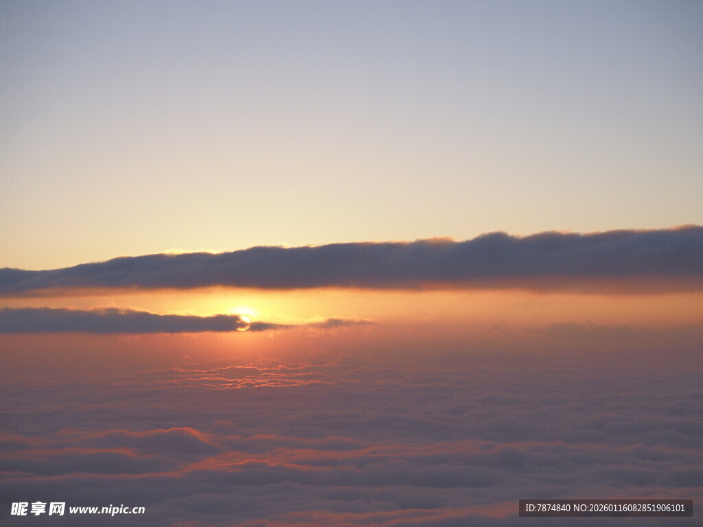 高空之上的壮丽日出景象