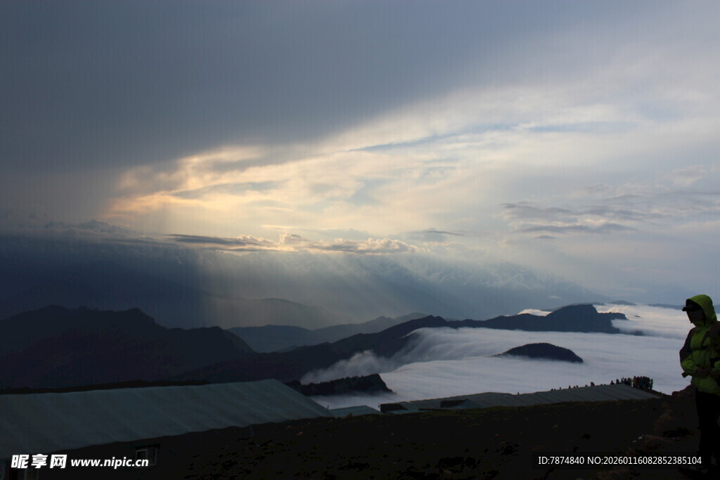 观云海的户外徒步者