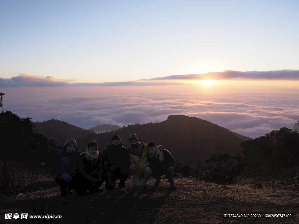 日出云海间的壮美山景