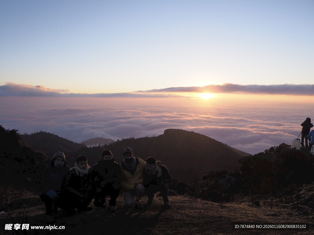 山顶观壮丽日出美景