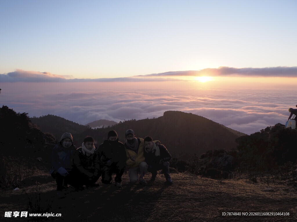 山顶观云海日出美景