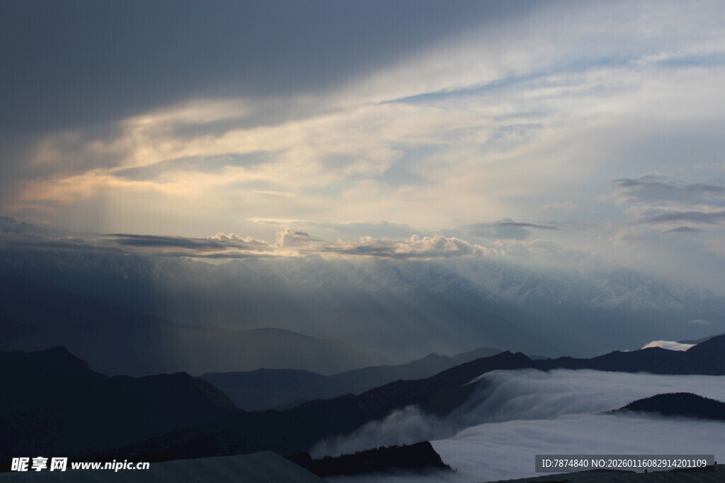 山间云海日出美景
