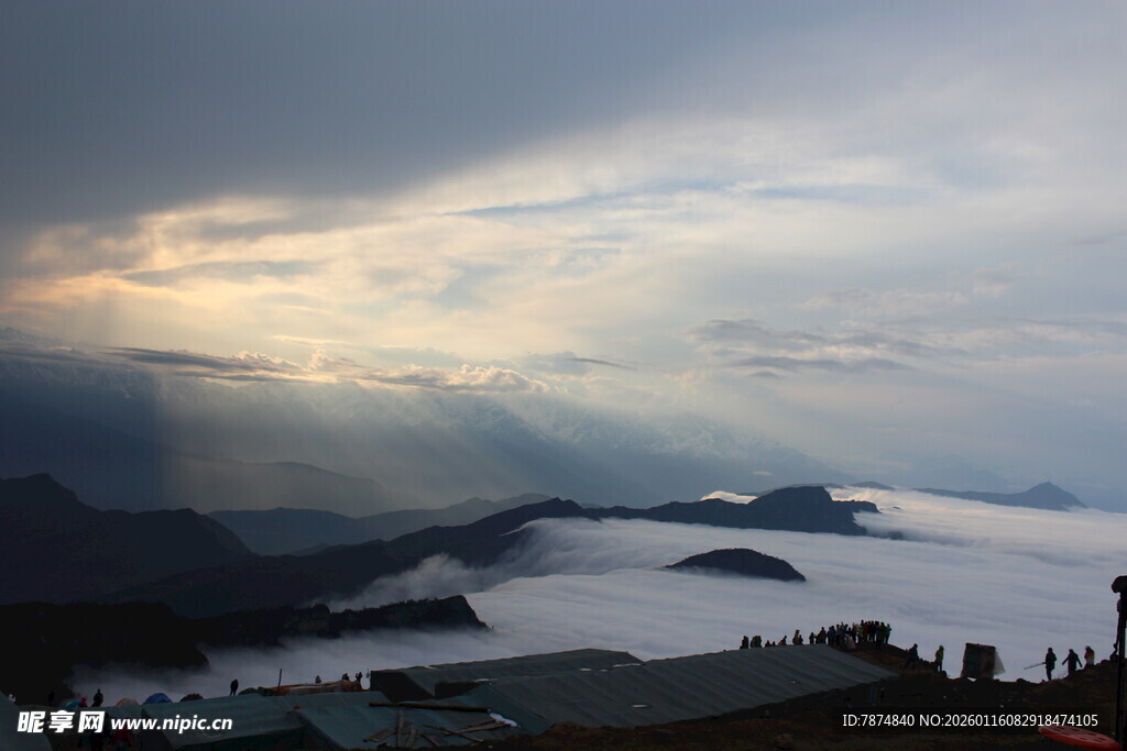 山间云海壮丽景观