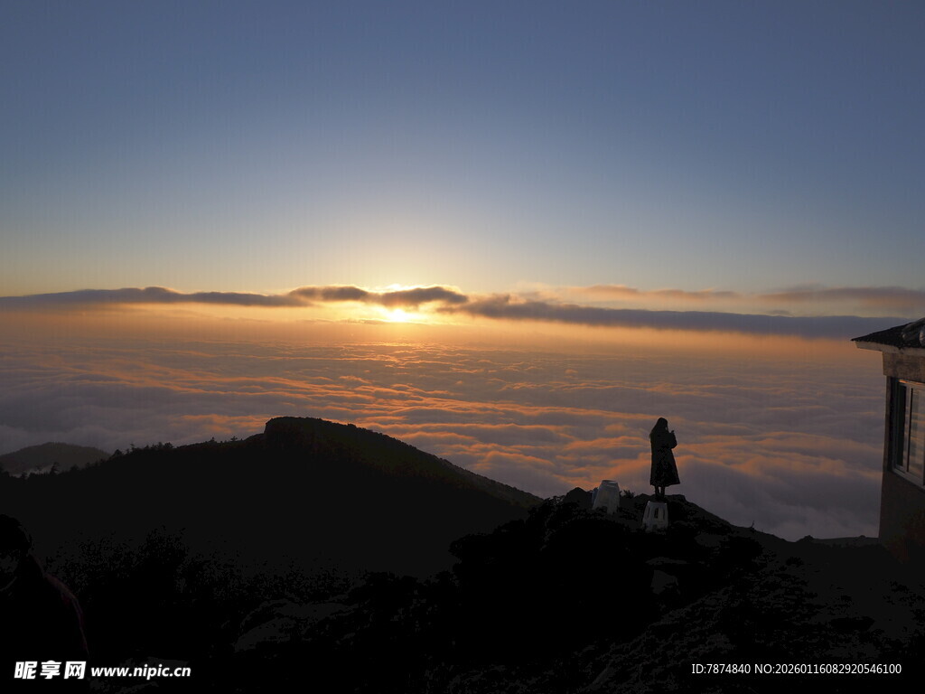 山顶观日出的孤独身影