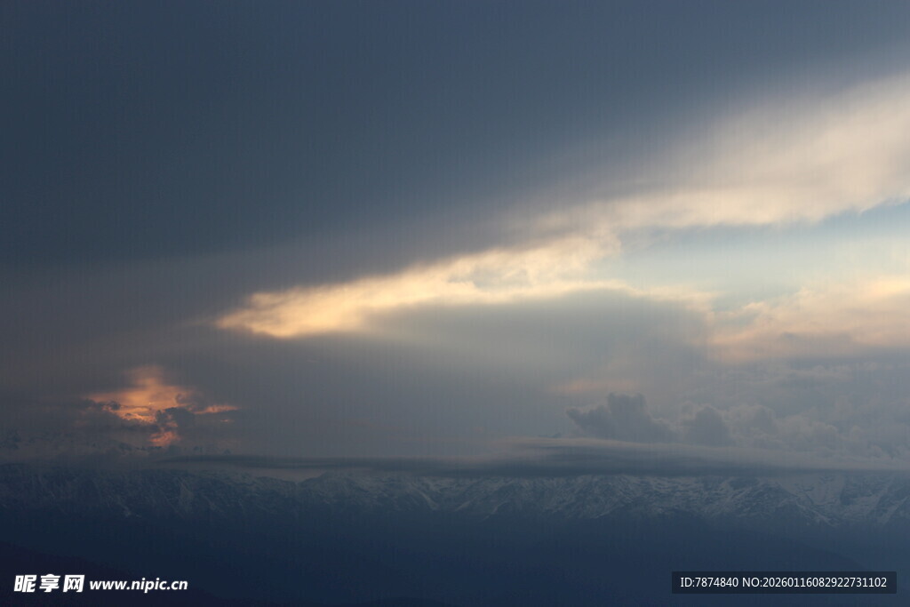 天空中的绚丽云彩