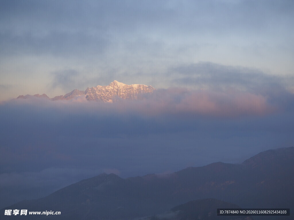 山间晨曦 云海初绽