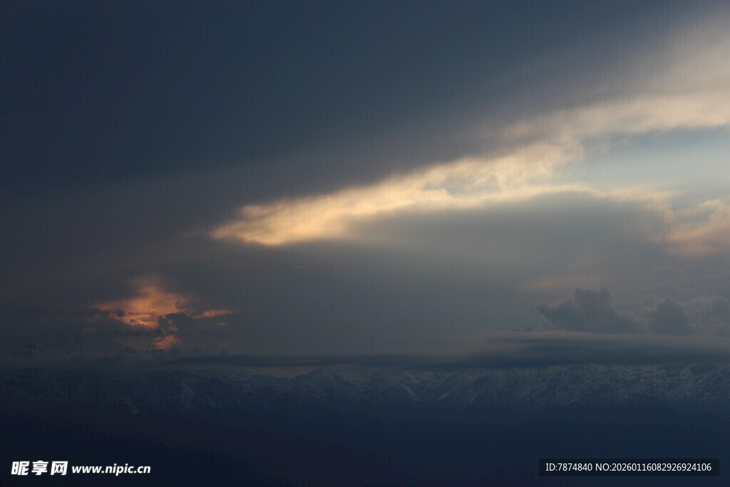 黄昏时分的天空美景