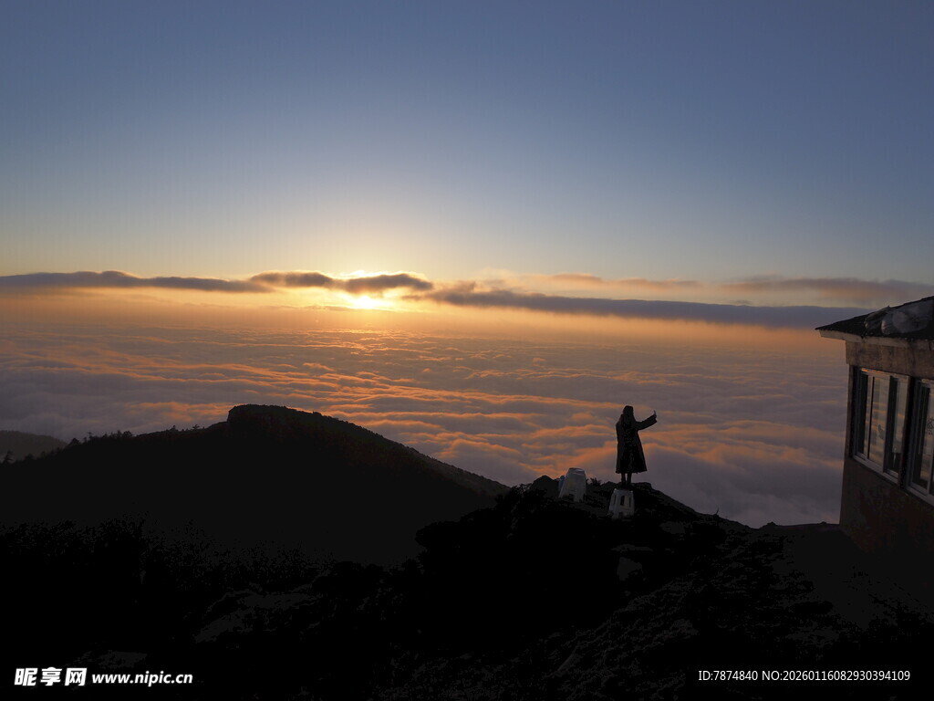 山顶观日出的孤独身影