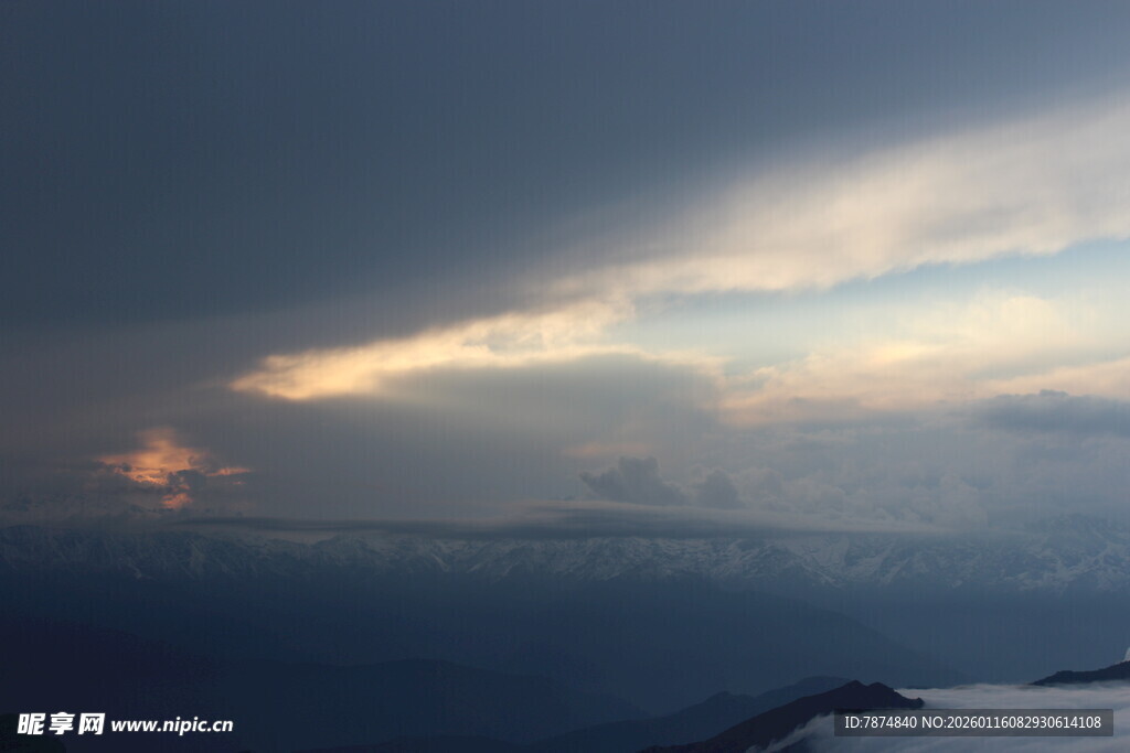 高空云海间的壮丽霞光
