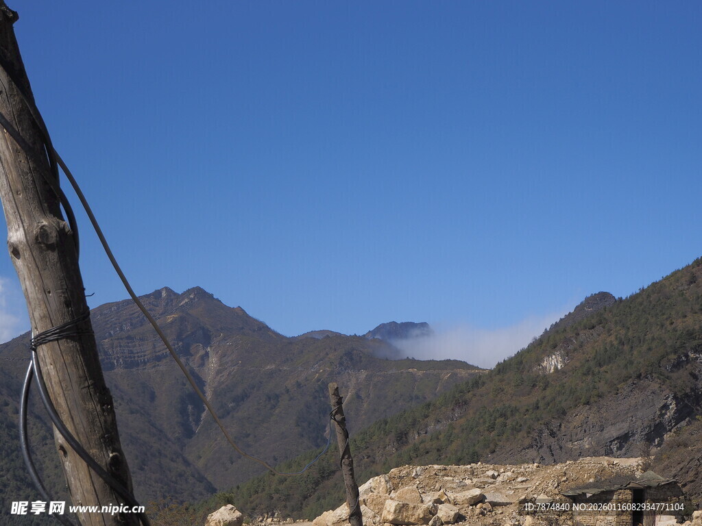 山间美景 蓝天远山云雾