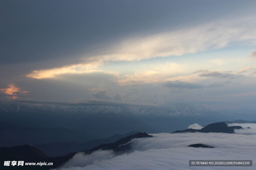 雪山之上的壮丽天空景观