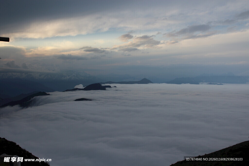 云海之上的壮丽天空景观