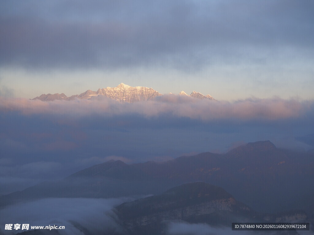 日出下的壮丽雪山景观