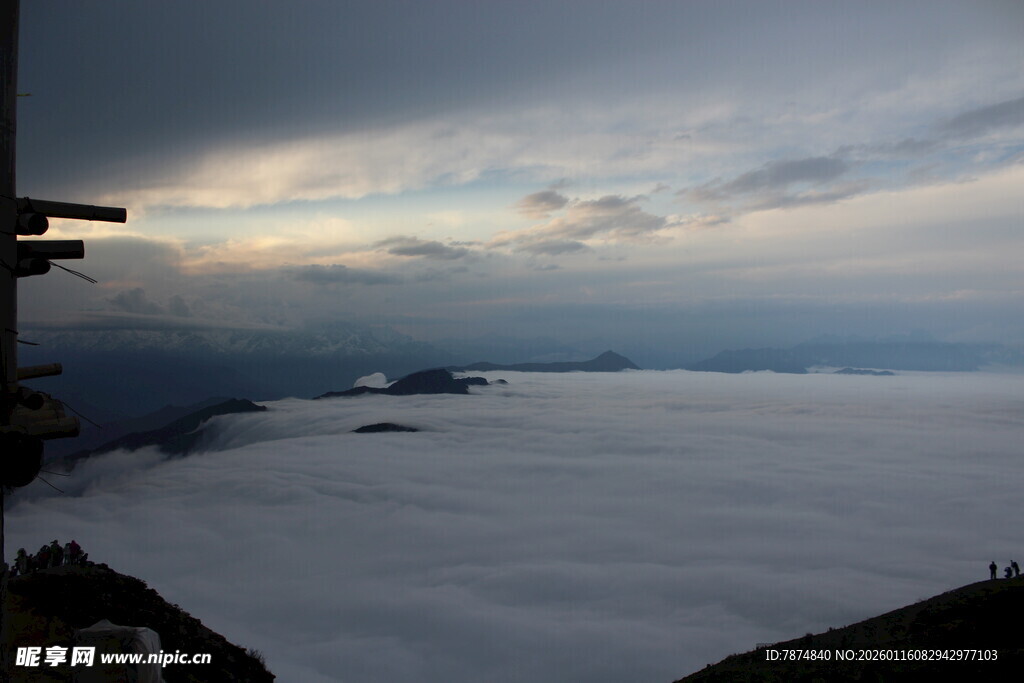 云海之上的壮丽天空景观