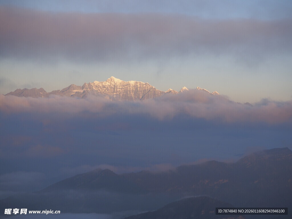 壮丽雪山云海景观