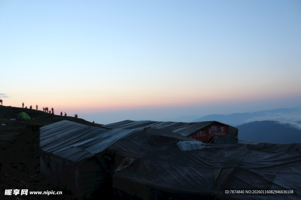 山间屋顶的黄昏美景