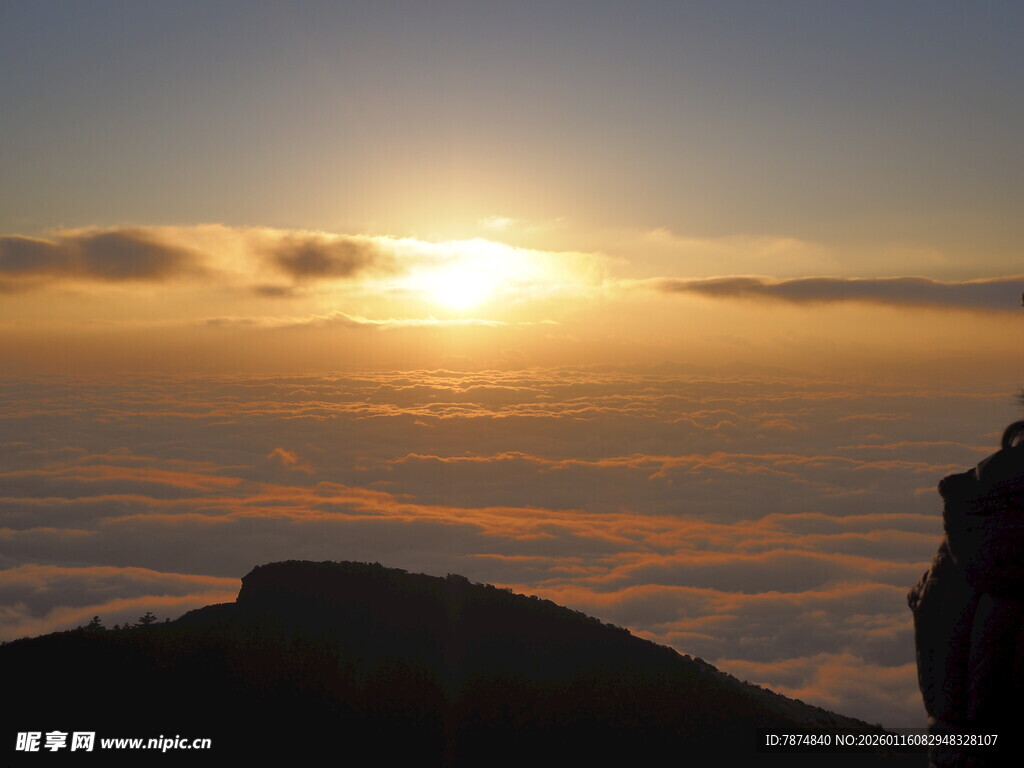 山顶日出云海壮丽景观