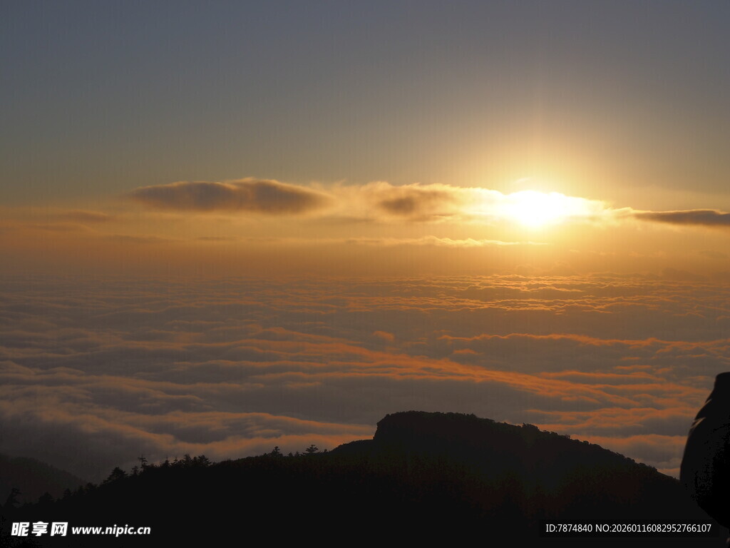日出云海壮丽景观