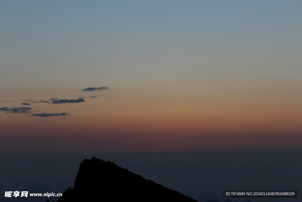 日落时分的山巅美景