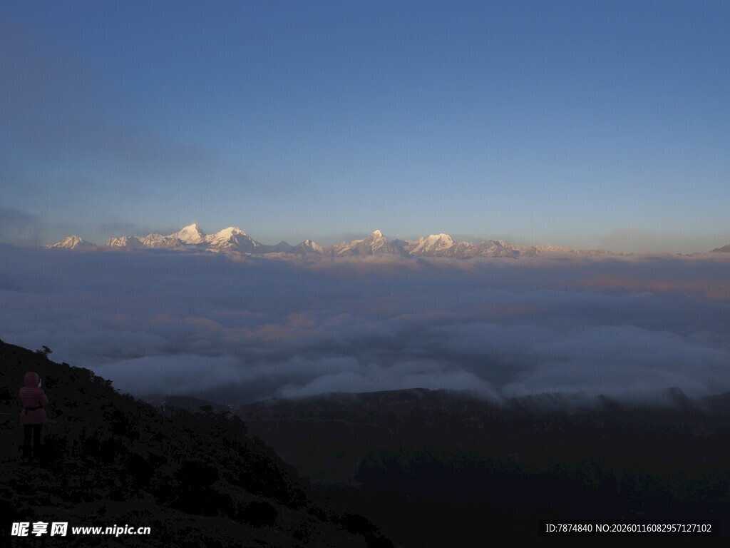 高山云海日出壮丽景观