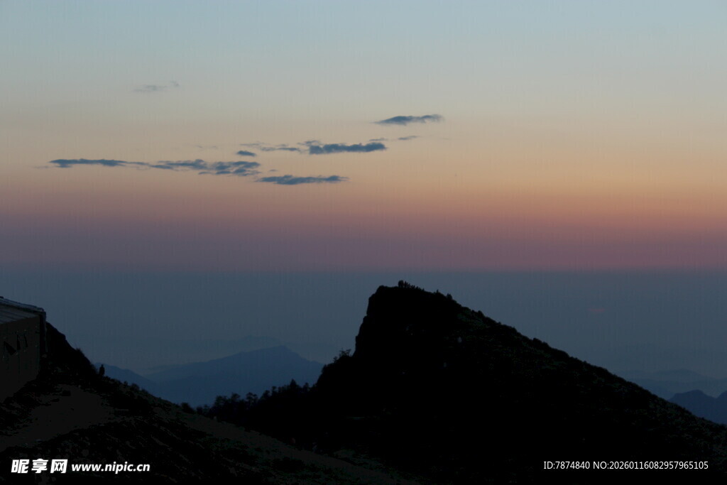 日落时分的壮丽山景