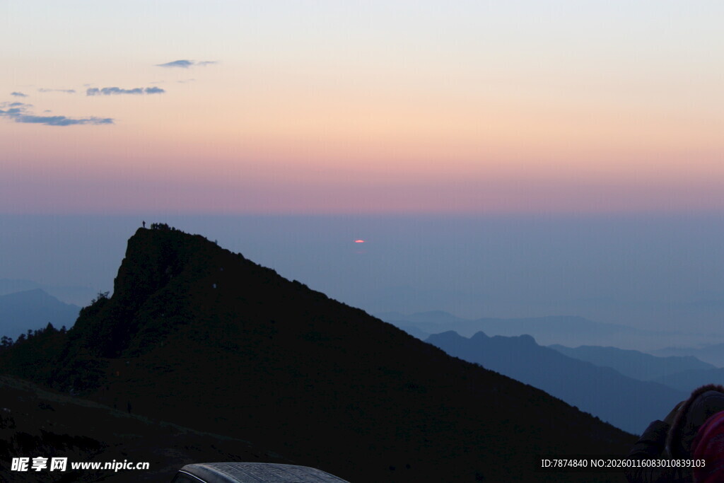 日落时分的山巅美景