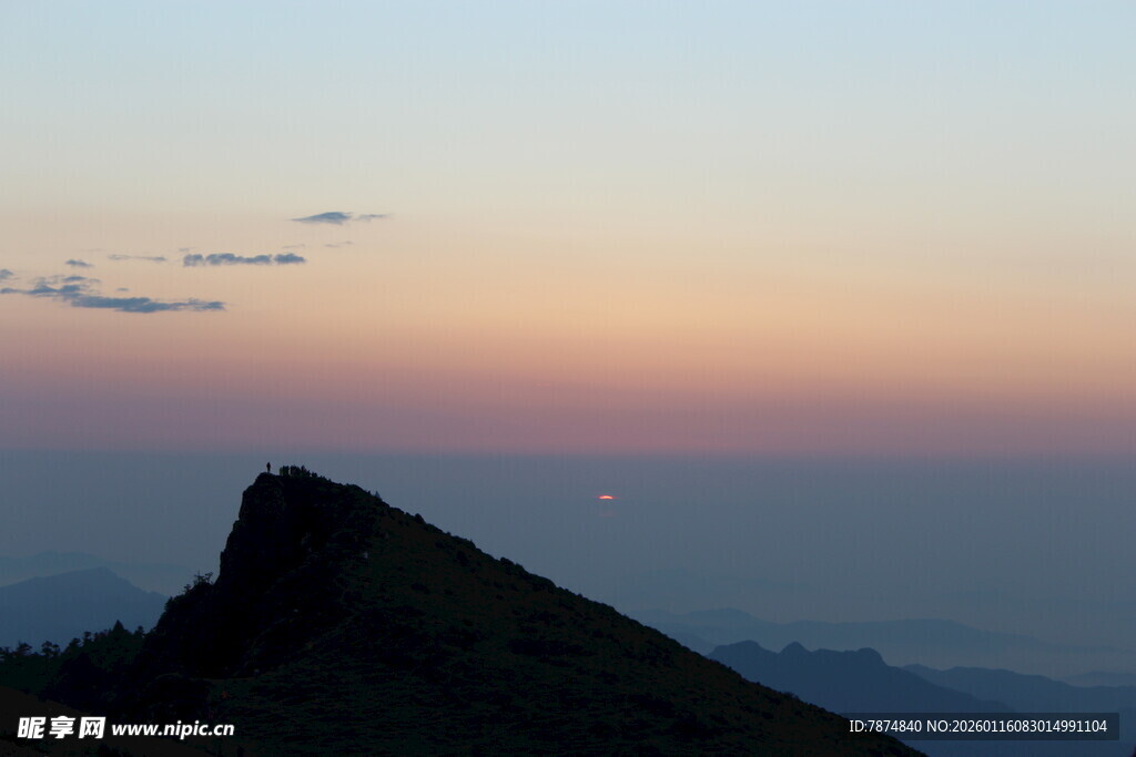 黄昏山顶美景