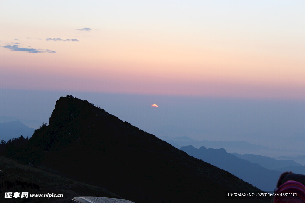 山顶日落美景