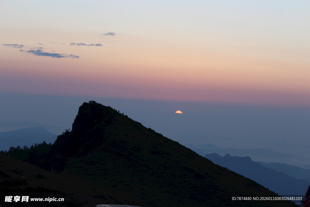 山顶日落美景