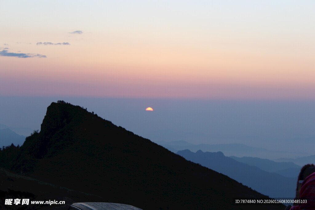 山顶观日落美景
