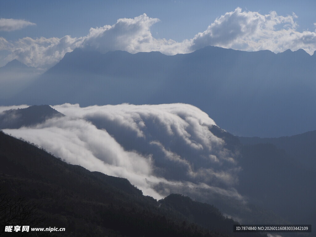 山间云海壮丽景观