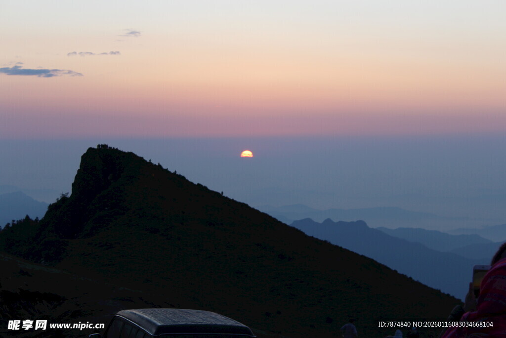 山顶日落美景