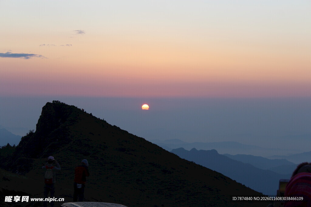 山顶观日落景象