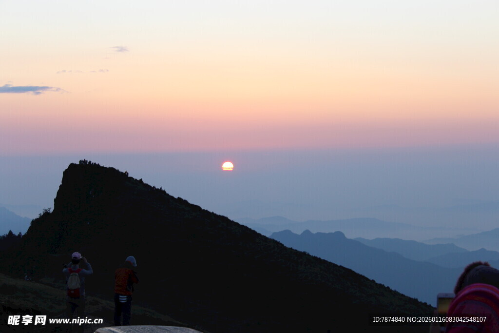 山顶观日落美景