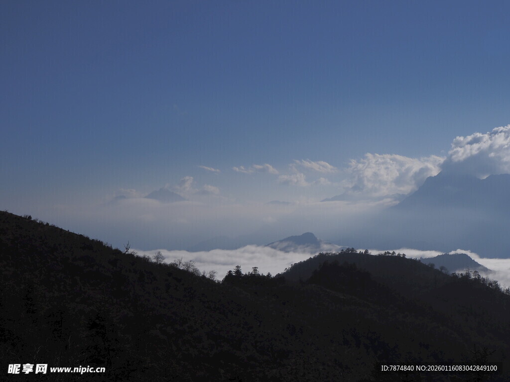山峦云海间的壮丽景致