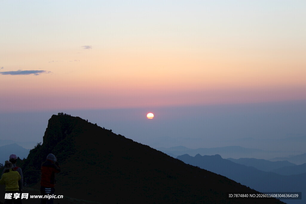 山顶观绝美日落景象