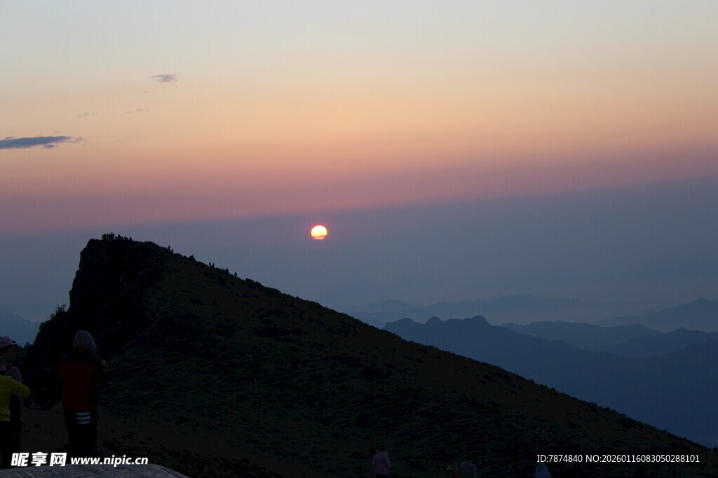 山顶观日落美景