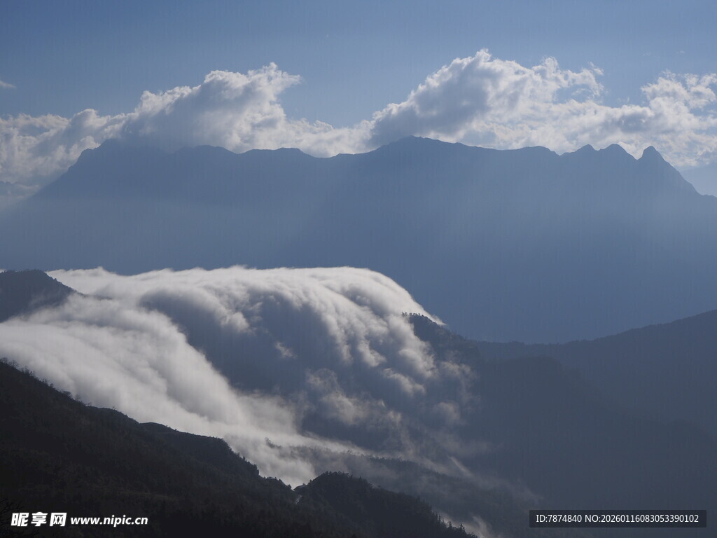壮观云海覆盖连绵山脉