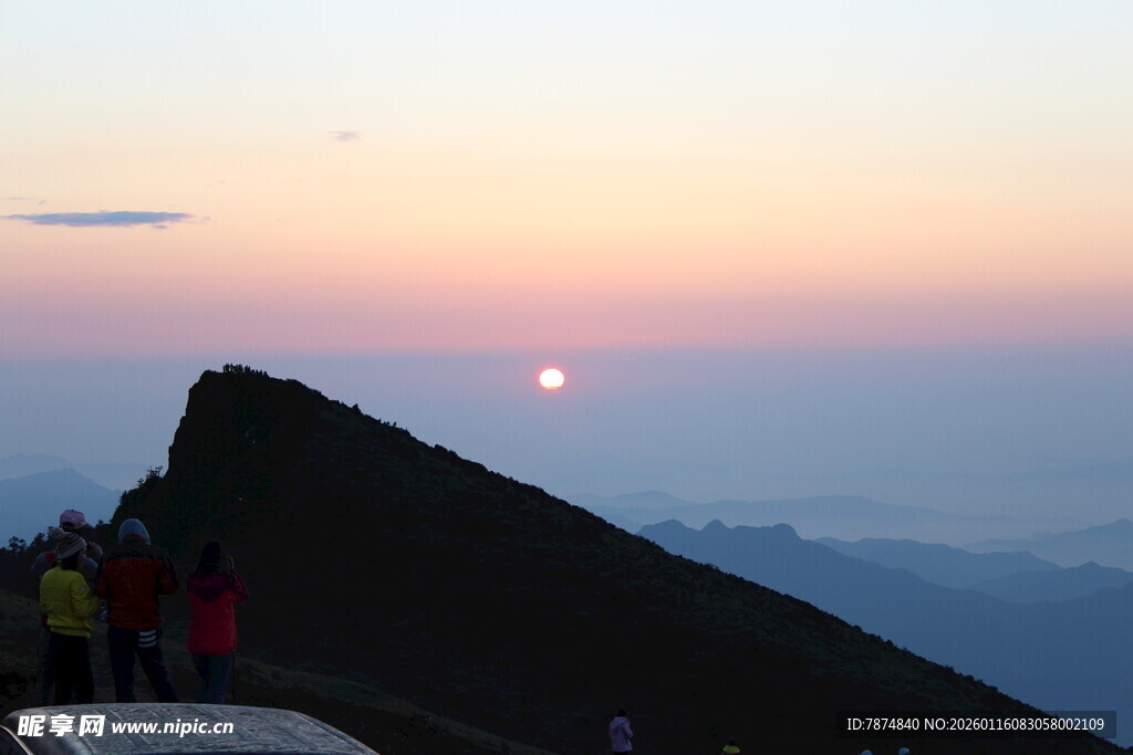 山顶观日出美景