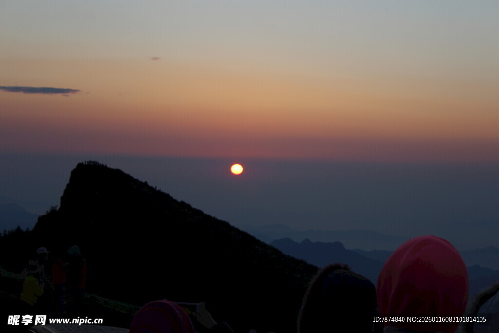 山顶观日落美景