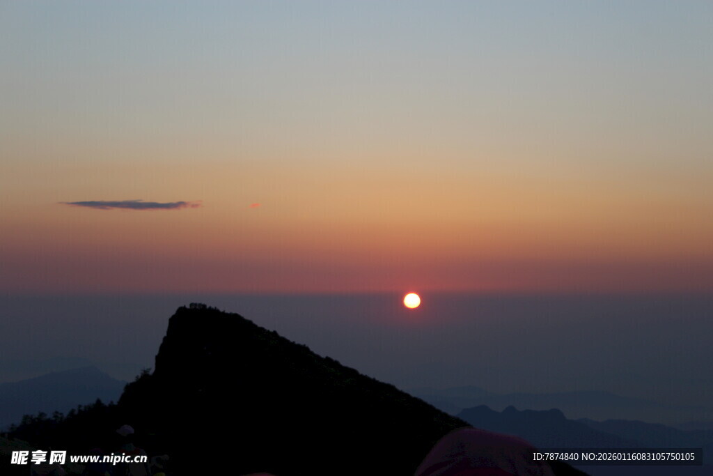 山顶观壮丽落日美景