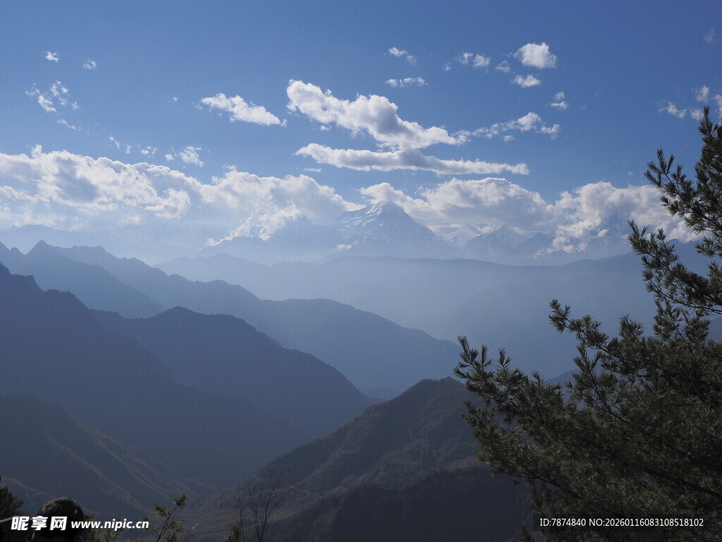 山间云海蓝天美景
