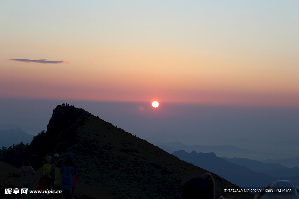 山顶观日落美景
