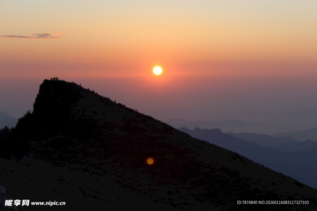 山顶日落美景