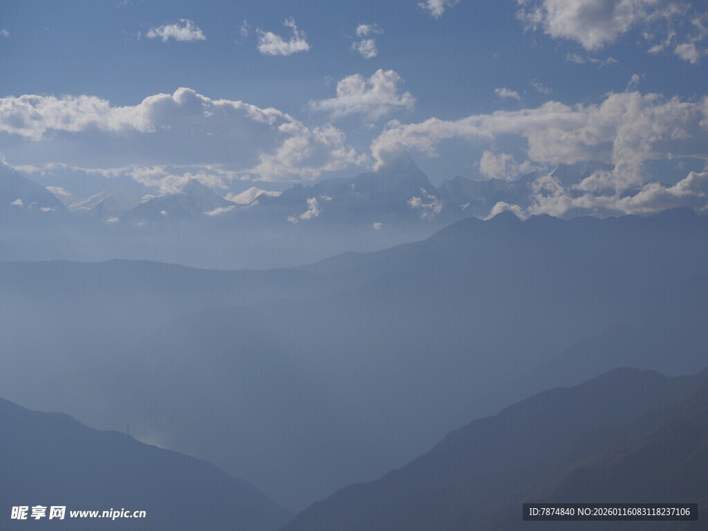 山峦云海间的壮美风光