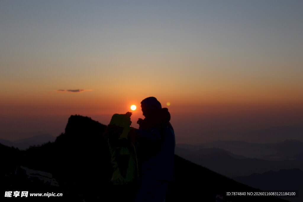 山顶夕阳下的孤独身影