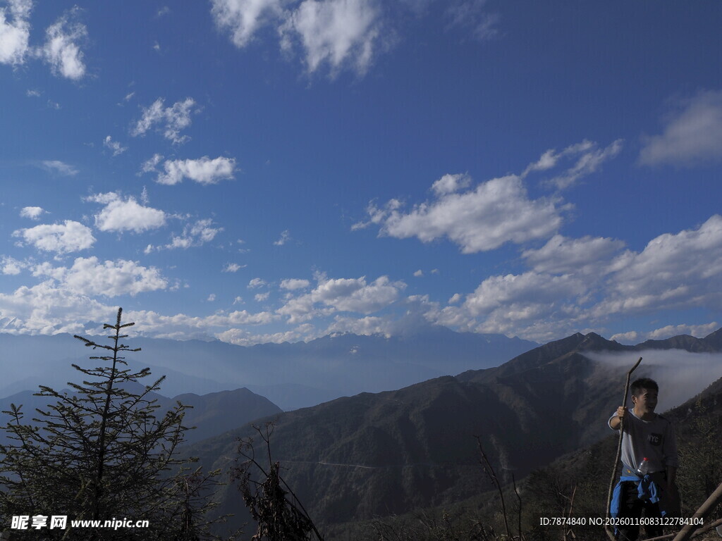 山顶观景人 蓝天山脉相伴